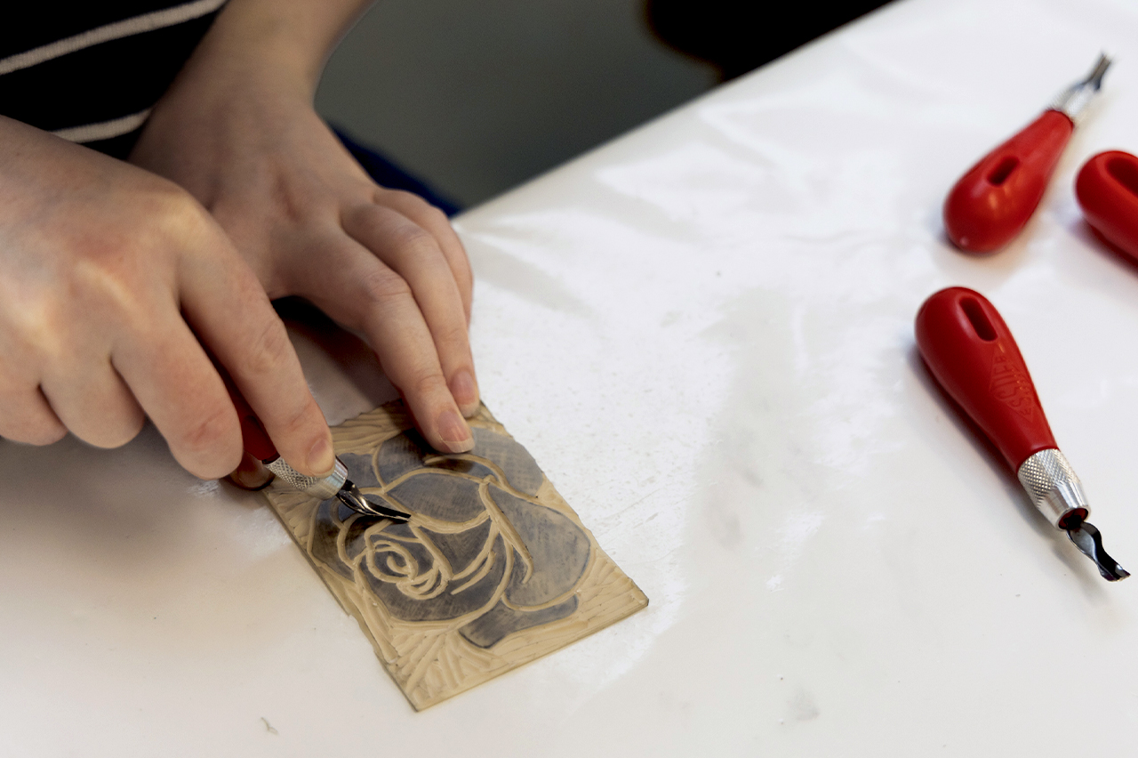 Photo d'un atelier linogravure organisé au musée