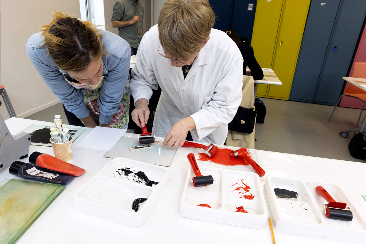 Photo d'un atelier linogravure organisé au musée