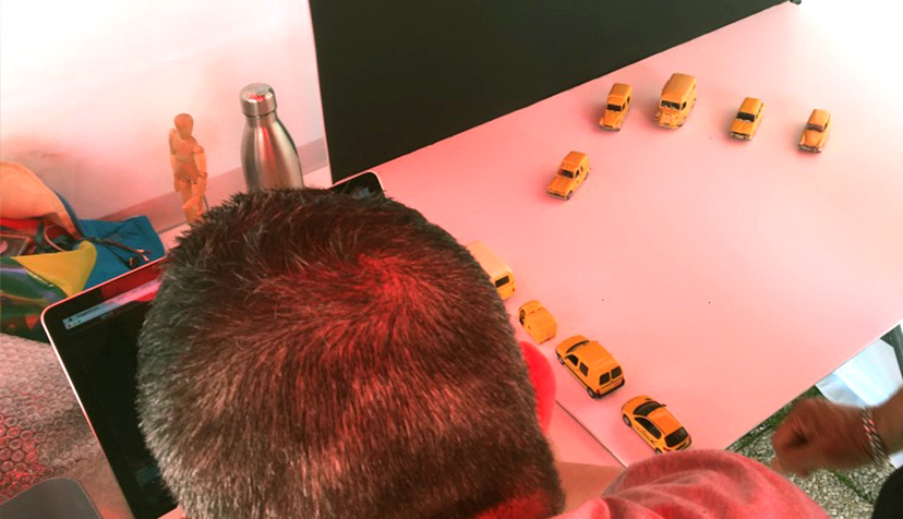 Photo d'une séquence de Stop Motion avec des petites voitures postales