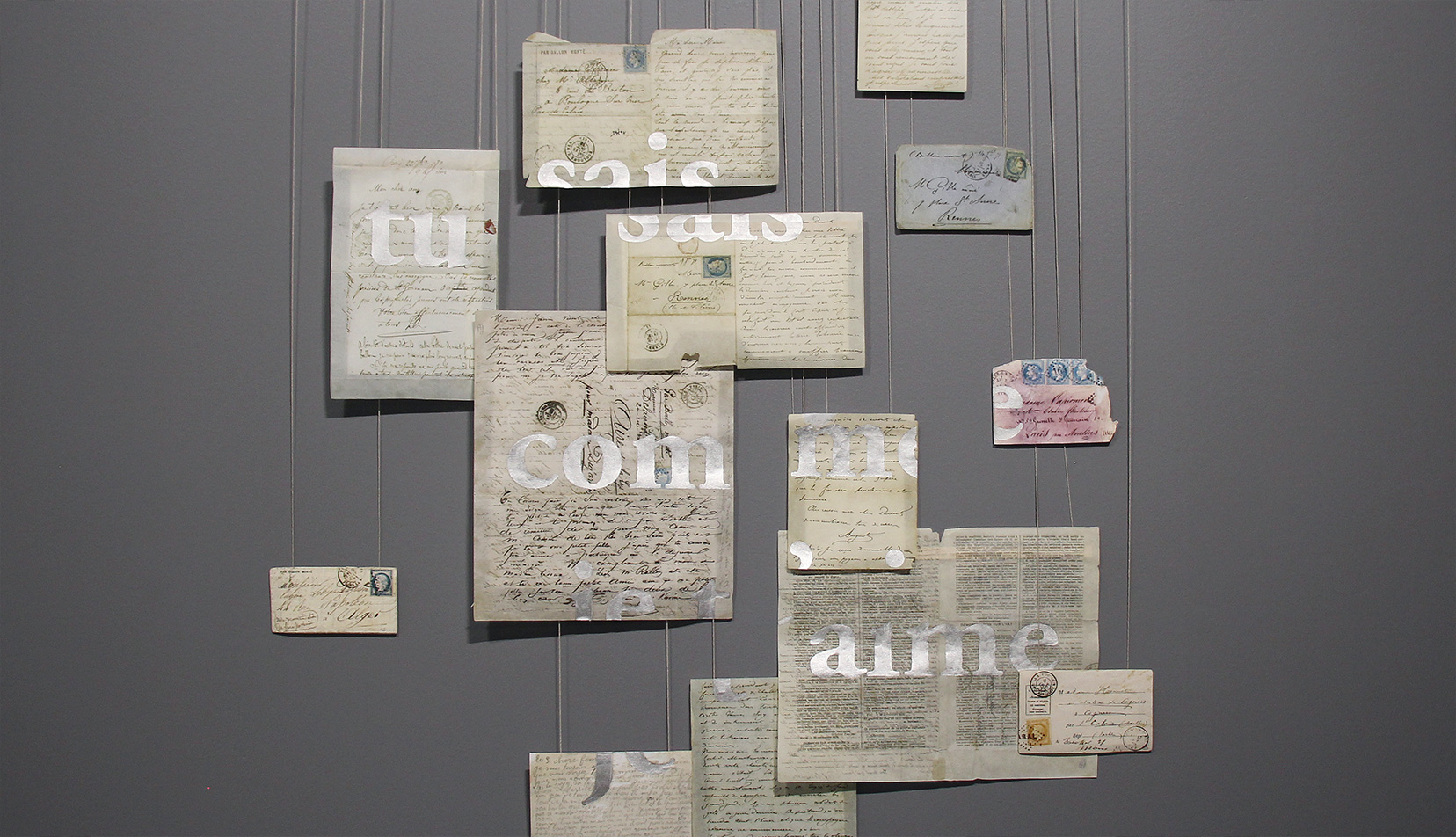 Photo d'un détail de "Lettres aux vents" de Laurent Pernot