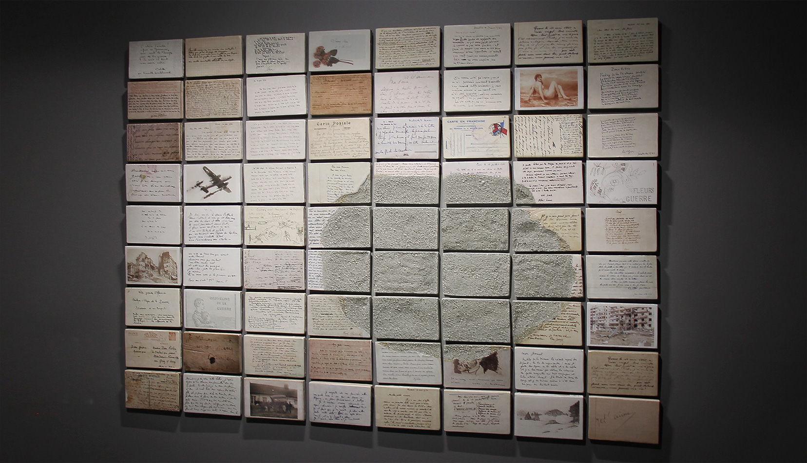 Photo de l'installation murale "Les missives" de Laurent Pernot