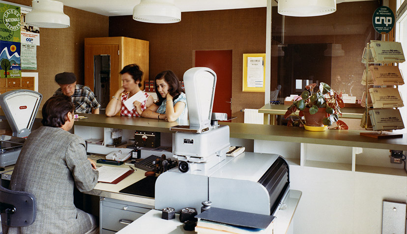 Photo intérieure du bureau de Poix-Terron (Ardennes) datée de 1973