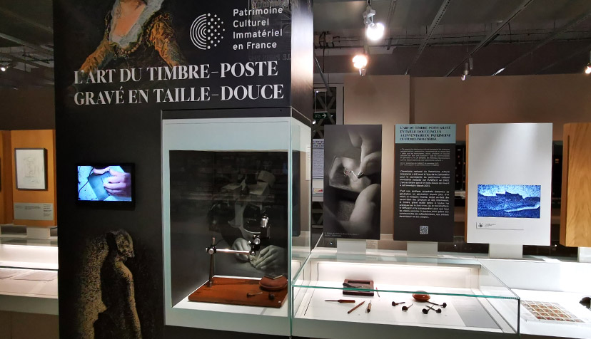 Espace consacré à l’art du timbre gravé en taille-douce, désormais inscrit à l’Inventaire national du Patrimoine culturel immatériel.