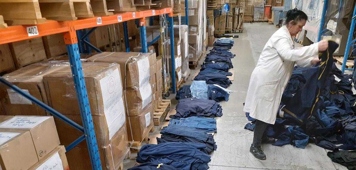 Photo dans les entrepôts du musée, situés en IdF