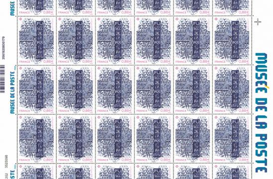 Timbre création et gravure Elsa Catelin, d'après sculpture Robert Juvin - façade du Musée de La Poste © Feuille habillée : Philaposte  / Logotype : Téra-création